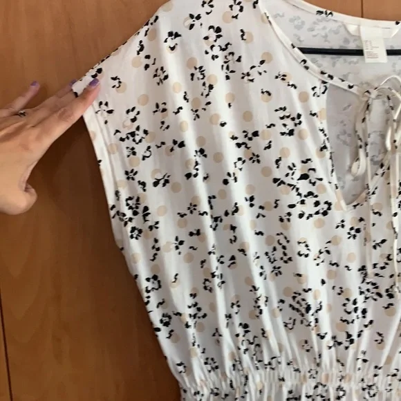 H&M dress. White with tan dots and black flowers. 100% cotton size Medium. - Picture 6 of 8